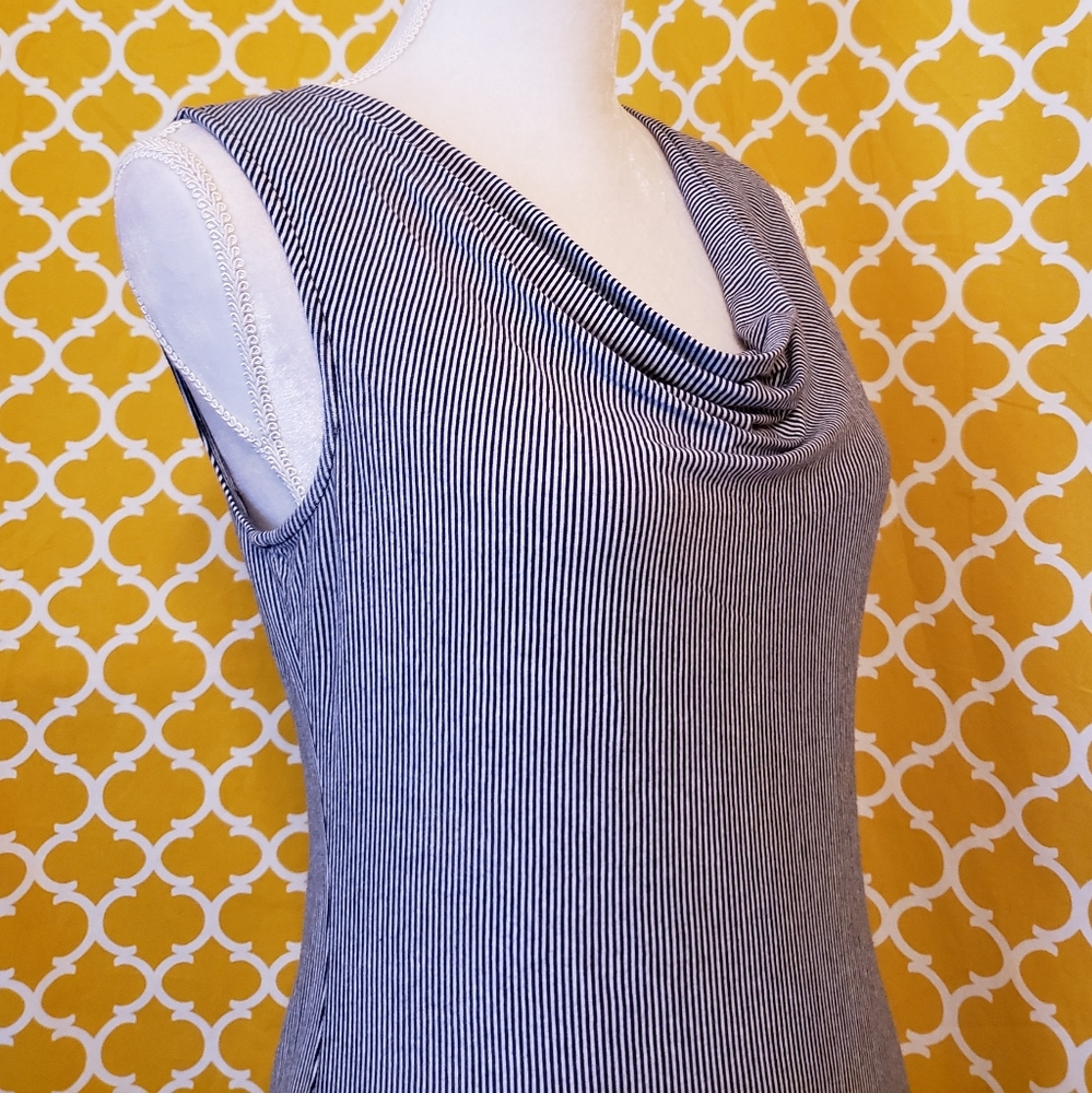 ANN TAYLOR NAVY/WHT SLEEVELESS TOP W/ACCENT TIE